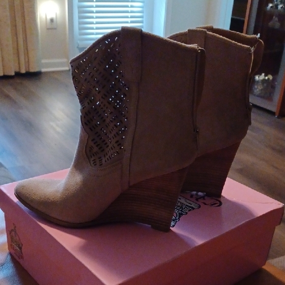 💙🌺Tan Heeled Boots with Elegant Design - Picture 2 of 11